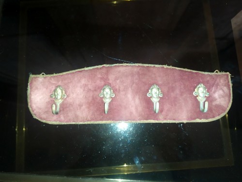 Plaque bois velour rouge mural