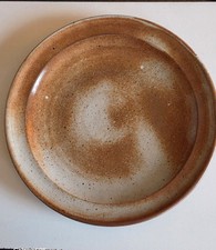 Deux grandes assiettes plates