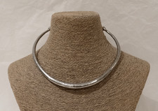 LA TRIBU RIGAUX. Collier torque en métal martelé argenté