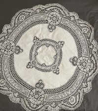 Grande nappe brodee ronde . 1930 environ