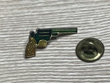pins REVOLVER arme de poing