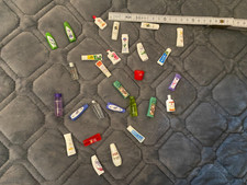 Accessoires miniatures de produits de beauté pour poupée.