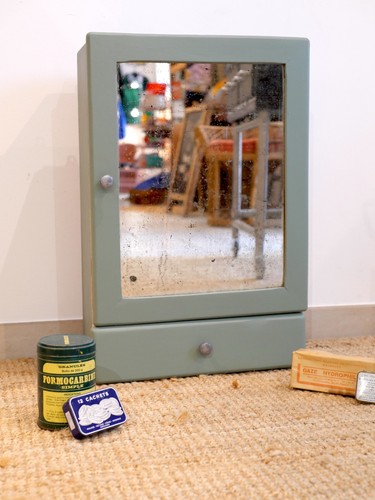 Armoire pharmacie vintage - en,