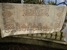 une nappe vintage  assez costaud brodée main dimentions134x164cm