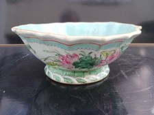 Coupe en porcelaine polychrome