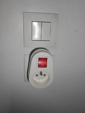 Prise de courant avec interrupteur lumineux, neuve