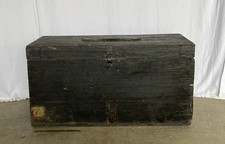 Ancienne malle en bois noirci – intérieur papier fleuri