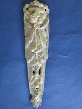 Ornement tête lion pattes