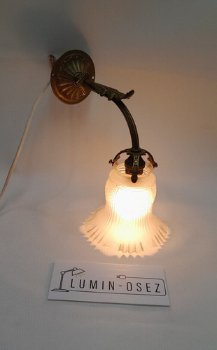 Une ancienne applique - une,