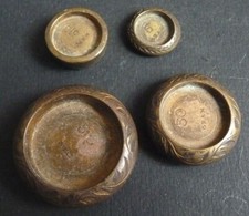 4 petits poids de balance en