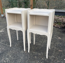 2 tables de nuit colorées du