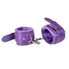 Menottes fourrure soumise sextoy BDSM chienne fetish sex hard candaulisme violet