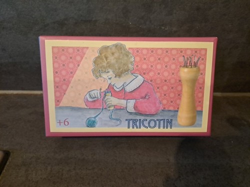 Tricotin bois dans - bois, boîte