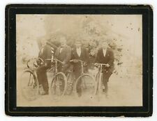 PHOTO, the four chic types and their old bikes bicycle velociped