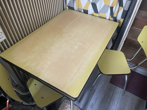 Table chaises vintages - et,