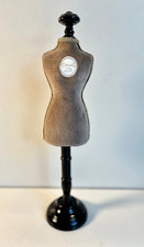 MANNEQUIN COUTURE  DE POUPÉE