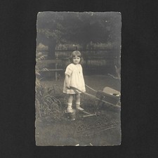 Fille porte brouette jardin