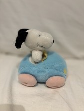 Peluche Snoopy en voiture