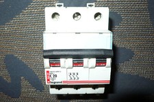 DISJONCTEUR TRIPHASE LEGRAND