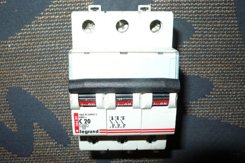 Disjoncteur triphase legrand - disjoncteur,