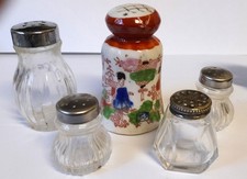 SALIERES-POIVRIERS - cinq -