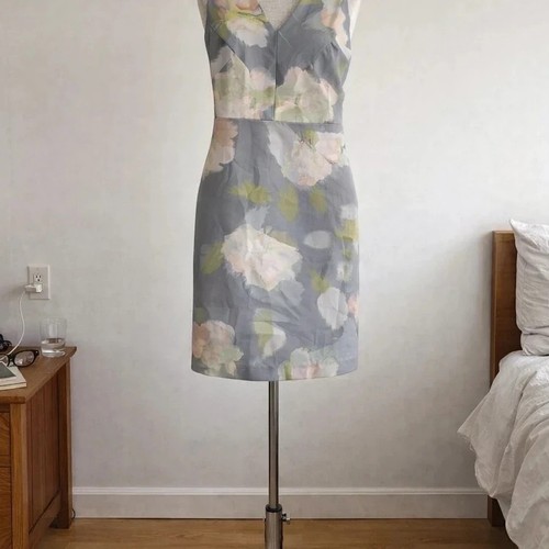 Robe grise fleurie sans - 87.,