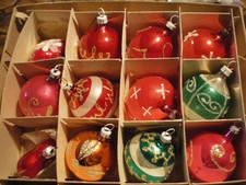 un lot de 12 anciennes boules de noel soufflées décor main diametre 5cm