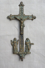 CRUCIFIX ANCIEN EN MÉTAL - MARIE ET MARIE-MADELEINE - H : 18 CM