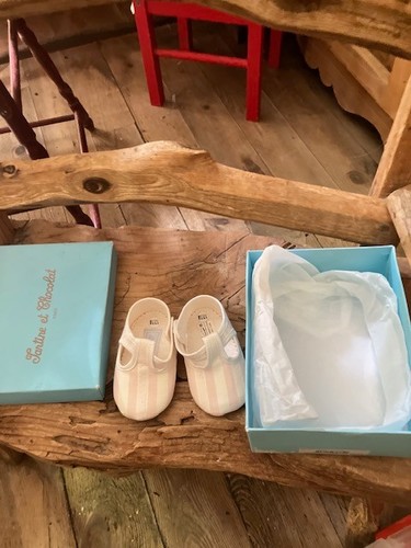 Chaussure neuve dans - neuve,