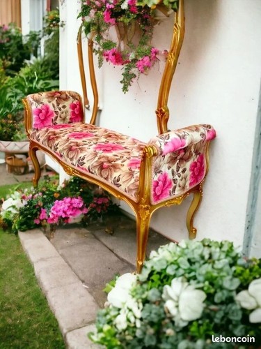 Une banquette avec - , miroir