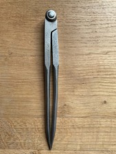 Compas à pointes seches