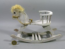 PETIT CHEVAL A BASCULE EN BOIS BLANC, 25 cm