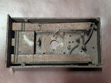 ancienne grande serrure de porte de chateau porche fer forgé sans clef