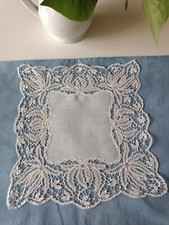Joli napperon ancien en fil de lin entouré de dentelle. Couleur blanc