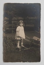 Fille porte brouette jardin poupée - Photo ancienne CPA RPPC, Gaston Danois