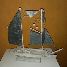 Bateau miniature en bois et