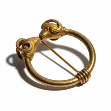 Broche fibule signé Arthus Bertrand bronze dorée tete de bouc 1970 antique