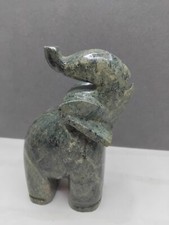 Joli éléphant en pierre dure