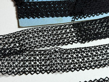 DENTELLE ANCIENNE - petite bordure noire - aux fuseaux 3.15 mètres - 4 morceaux
