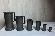 Très  Très Ancienne SERIE de POTS PICHETS en ETAIN -- Nombreux poinçons Marques