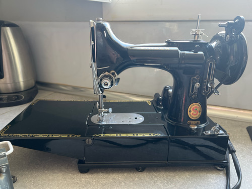 Rare singer featherweight - rare,