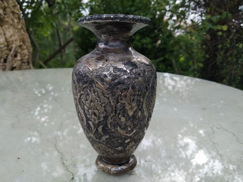Vase décor oriental ciselé