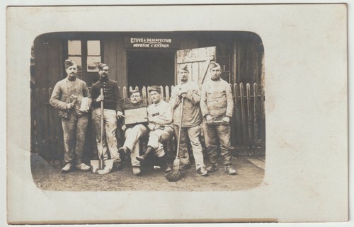 Carte photo poilus - devant, un