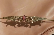 Epingle à chapeaux Art