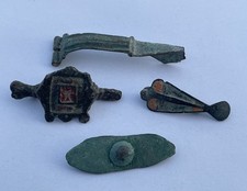 Lot Fibules et applique