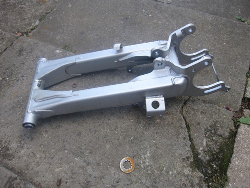 Bras oscillant pour quad