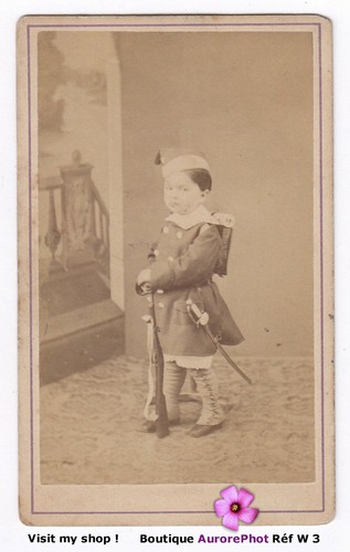 Garçon costumé militaire - en,