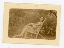 PHOTO, une femme assise dans