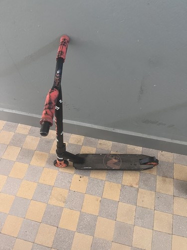 Une trottinette freestyle nerf - une,