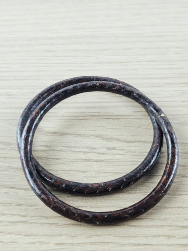 Deux bracelets rigides - , en